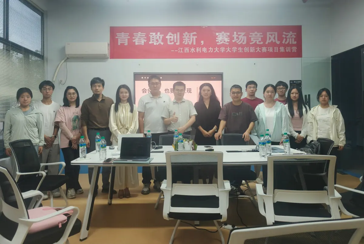 江西水利电力大学 AI 赋能新媒体授课合影